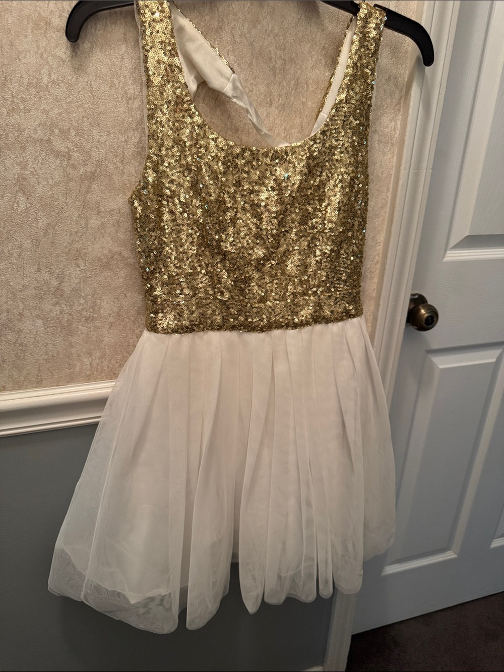 Junior Gold Sequin Bodice White Tulle Prom Dress
Size 5/6 EUC